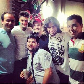 Munhoz e Mariano com os amigos, em festa ontem em Campo Grande.