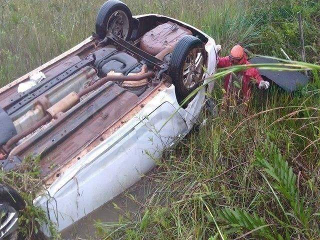 Carro conduzido por vereadora aquaplana e capota na MS-162