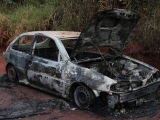 O carro ficou totalmente destruído, mas não há vestígios de vítimas. (Foto: Fernando Antunes)