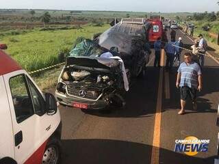 Frente do veículo Van ficou destruída em colisão com carreta (Foto: Nova Alvorada Informa)