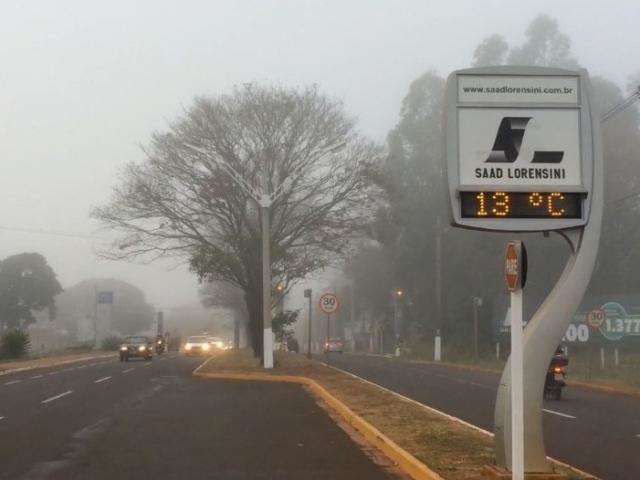 Sem chuva h&aacute; 44 dias, cidade tem manh&atilde; fria e coberta por forte neblina
