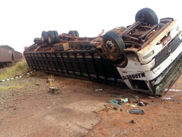 Trem bate em traseira de caminh&atilde;o boiadeiro que passava por linha f&eacute;rrea