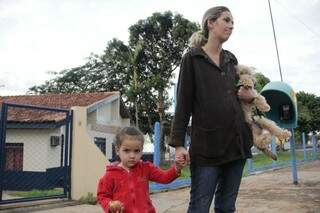 Andreia Gonçalves Ferro, 33 anos, não conseguiu deixar a filha, 2 anos, no Ceinf (Foto: Marcos Ermínio)