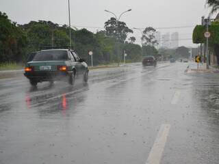 Chuva na região central no início da manhã desta quarta-feira. (Foto: Simão Nogueira)
