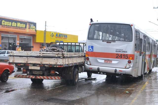 Acidente entre ônibus e caminhão interdita pista da avenida Ceará