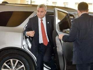 Ministro do Interior do Paraguai desce de carro oficial, dia 30 de setembro, em Assunción (Foto: ABC Color)