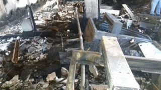 Parte dos fundos do boliche foi destruída por incêndio (Foto: Direto das Ruas)