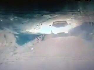 Vídeo mostra momento em que corpo é abandonado em terreno (Foto: Reprodução)