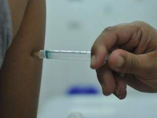 Aplicação de vacina em posto de saúde (Foto: Alcides Neto/Arquivo)