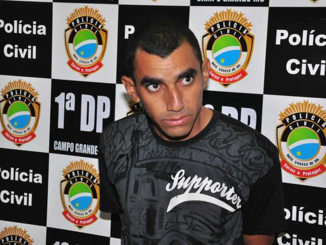  Fingindo estar armado, homem rouba loja e &eacute; preso por policiais no centro