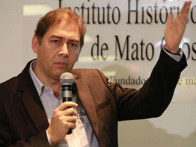 Prefeito diz que vai retomar tapa-buraco com fiscaliza&ccedil;&atilde;o rigorosa do MP