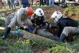 Bombeiros imobilizam piloto de motocicleta antes de encaminhá-lo ao hospital (Foto: Marcelo Victor)