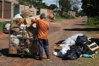 Até catador de materiais recicláveis tem problemas para trafegar em bairro (Foto: Marcos Ermínio)