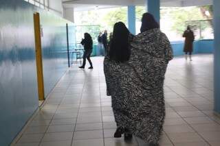 Os poucos alunos que foram à escola levaram cobertores para se aquecer (Foto: Marcos Ermínio)