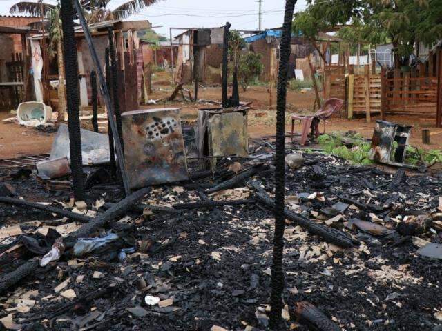 Vizinha coloca fogo em barraco com adolescente e beb&ecirc; dentro 