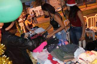 Além da comida, também foi montado um estande com roupas para doação (Foto: Kimberly Teodoro)