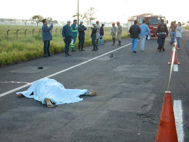  Motociclista morre atropelado por caminh&atilde;o no Indubrasil
