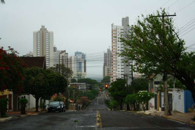Ter&ccedil;a-feira amanhece chuvosa em Campo Grande