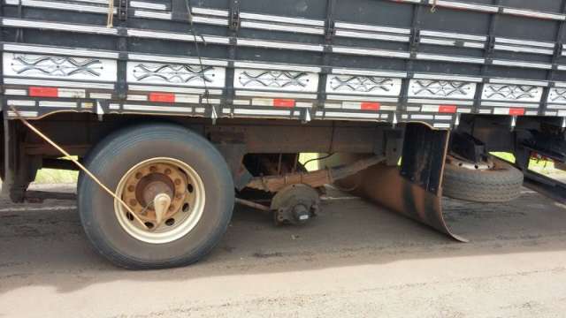 Morador p&otilde;e faixa de alerta sobre buraco que causou morte na MS 040