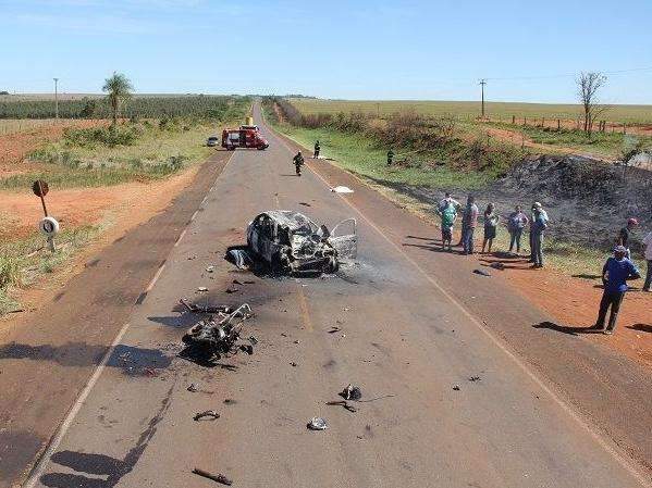 Mortos em acidente entre carro e moto que pegaram fogo tinham 36 e 41 anos 