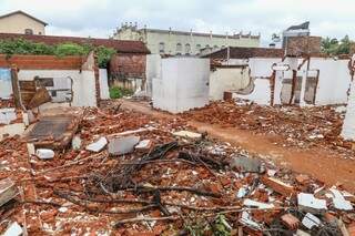 No bairro Amambaí, demolição de imóveis foi suspensa devido a chuva, mas proprietário garante retirada de focos. (Foto:Fernando Antunes)