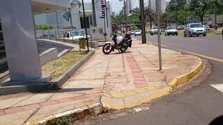 Moto estava estacionada sobre passeio publico e piso tátil, próximo a Câmara Municipal de Campo Grande.(Foto:Direto das Ruas) 
