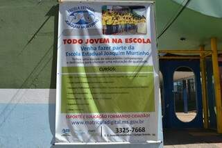A Escola Estadual Joaquim Murtinho aproveitou a boa localização para fazer sua propaganda (Foto: Simão Nogueira)