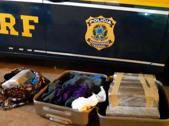 Mulher &eacute; presa em &ocirc;nibus de viagem com malas de maconha que levaria para MT 