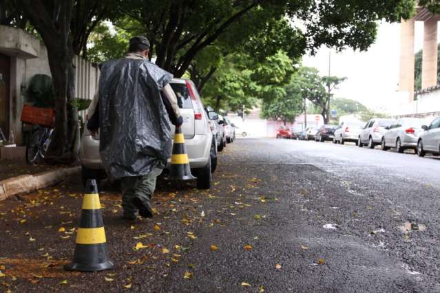 &quot;Dono da rua&quot;, flanelinha usa cones e tem &quot;53 clientes mensalistas&quot;