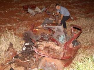 O carro de passeio, que Vamberto conduzia, ficou totalmente destruído. (Foto: Itaporã News) 