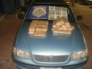 Policiais encontraram 25 quilos de maconha no interior do carro. (Foto: Divulgação/PRF)