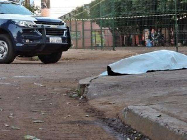 Homem de 47 anos &eacute; encontrado morto na cal&ccedil;ada com tiro na cabe&ccedil;a 