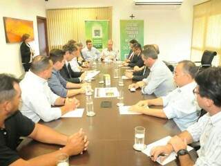 Reinaldo e representantes do setor produtivo discutem efeitos da greve dos caminhoneiros. (Foto: Paulo Francis)