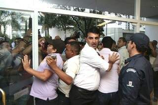Guardas municipais e aliados de Bernal entram em confronto na entrada da Prefeitura (Foto: Cleber Gellio)