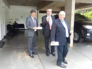 Da direita para esquerda, deputados Londres Machado, Paulo Correa e Rinaldo Modesto deixam secretaria onde se reuniram com Eduardo Riedel esta manhã. (Foto: Leonardo Rocha)