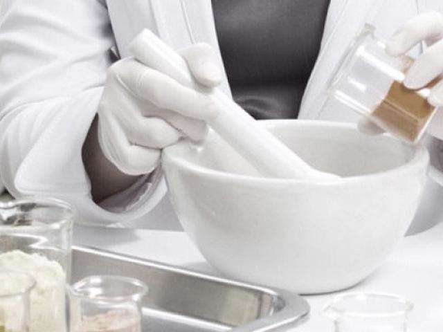 Com pre&ccedil;o sem controle, compra de rem&eacute;dio manipulado s&oacute; com pesquisa