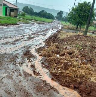 Moradores sofrem para sair de casa em dias chuvosos (Foto: Direto das Ruas)