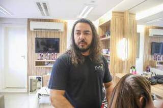 Emmanuel Alvarez, proprietário do Salon 7 Coiffeur, um dos primeiros a receber a capacitação. (Foto: Paulo Francis)