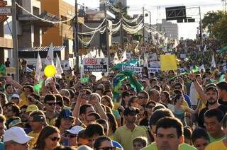 Cerca de 32 mil campo-grandenses tomaram a Avenida Afonso Pena (Foto: Alcides Neto/Arquivo)