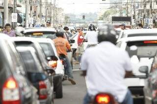 Para os motoristas, faltam fiscais e trânsito fica caótico no Centro da cidade (Foto: Cléber Gellio)