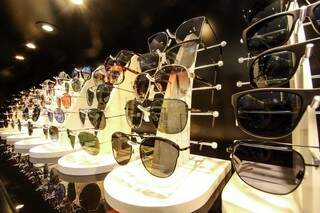 Óculos solares e armações para o público masculino e feminino de marcas mundiais. (Foto: André Bittar)