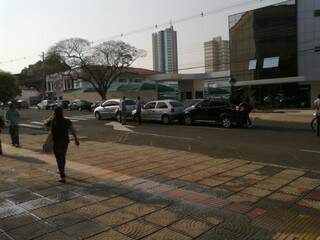 Colisão envolveu três carros na faixa de pedestres em frente ao Fórum de Campo Grande. (Foto: Repórter News)