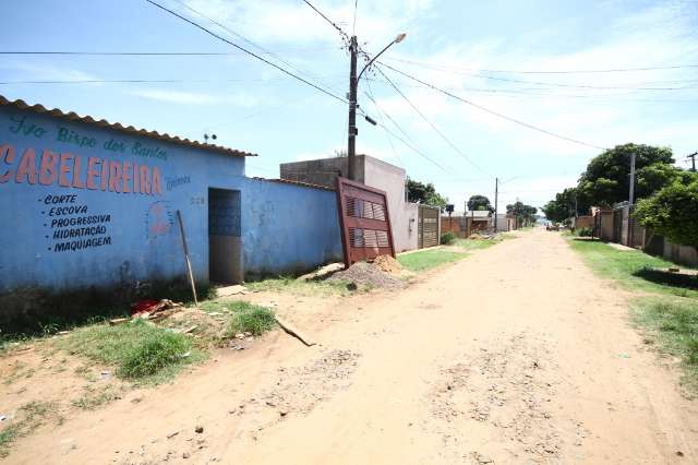 Jovem &eacute; esfaqueado no abd&ocirc;men ao sair de casa para atender telefone