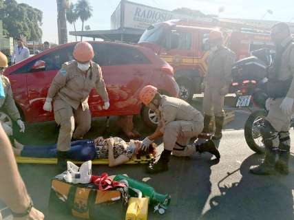 Vídeo: Mulher é retirada debaixo de carro após acidente na Capital