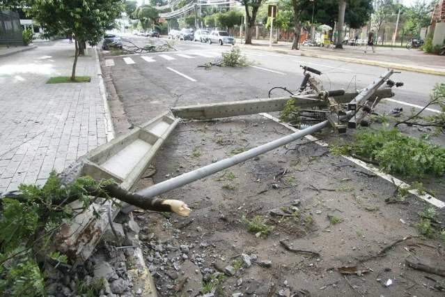 Poste &eacute; destru&iacute;do por Porshe avaliado em R$ 160 mil no Centro