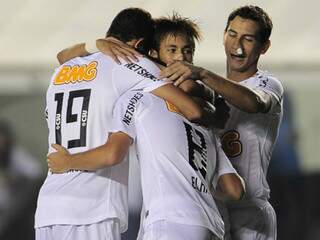 Kardec, Elano, Neymar e Ganso, estancando sangramento, comemoram um dos oito gols santistas (Foto: Gazeta Esportiva)
