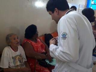 Médico durante atendimento em unidade de saúde da Capital (Foto: Divulgação/ Prefeitura)