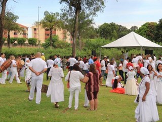 Seguidores de Umbanda e Candomblé chamaram atenção com roupas brancas. (Foto: Marcos Ermínio)