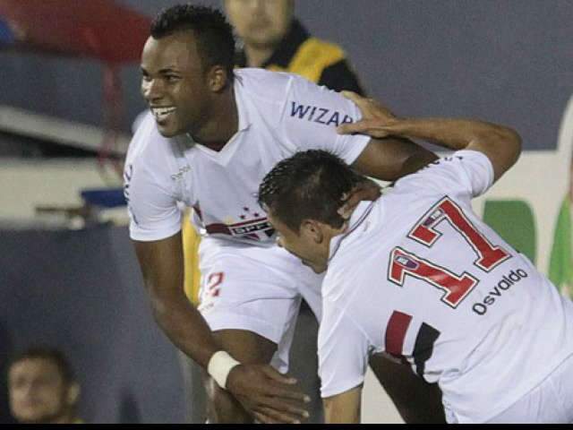  S&atilde;o Paulo vence sua 10&ordf; partida seguida e garante lideran&ccedil;a