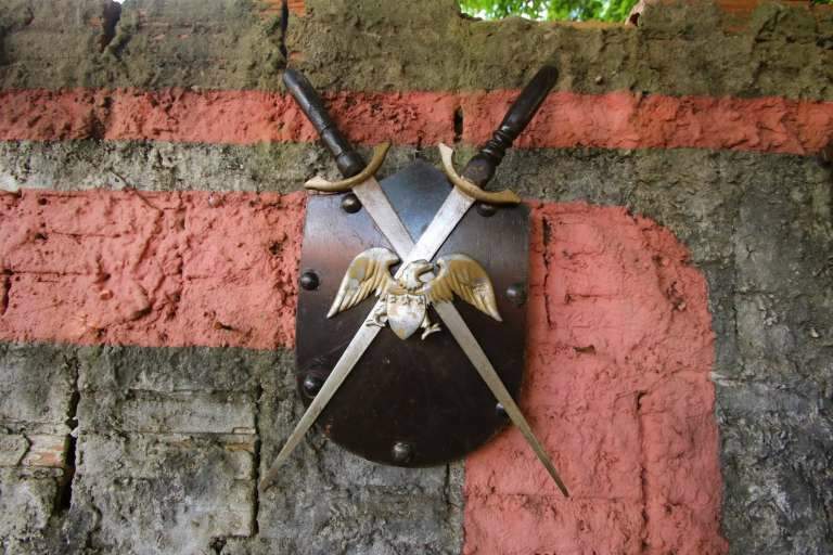 Conjunto decorativo de espadas. (Foto: André Bittar)